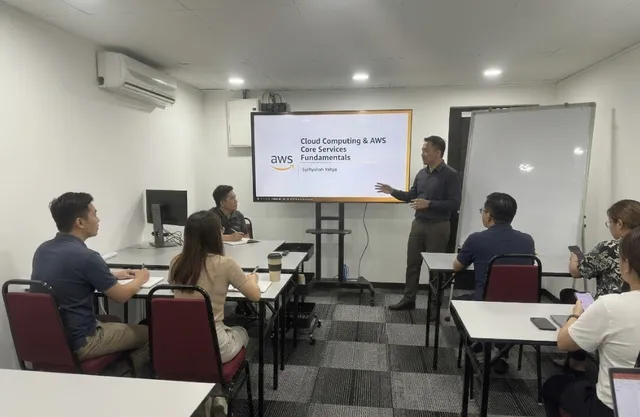 KawanPro IT professional training session in a classroom